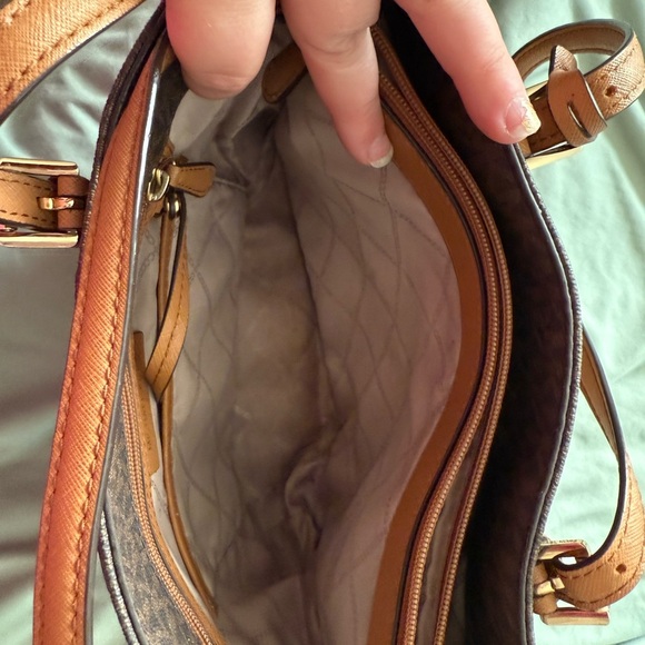 Michael Kors Medium Jet Set Snap Pocket Tote in Chocolate - Picture 5 of 9